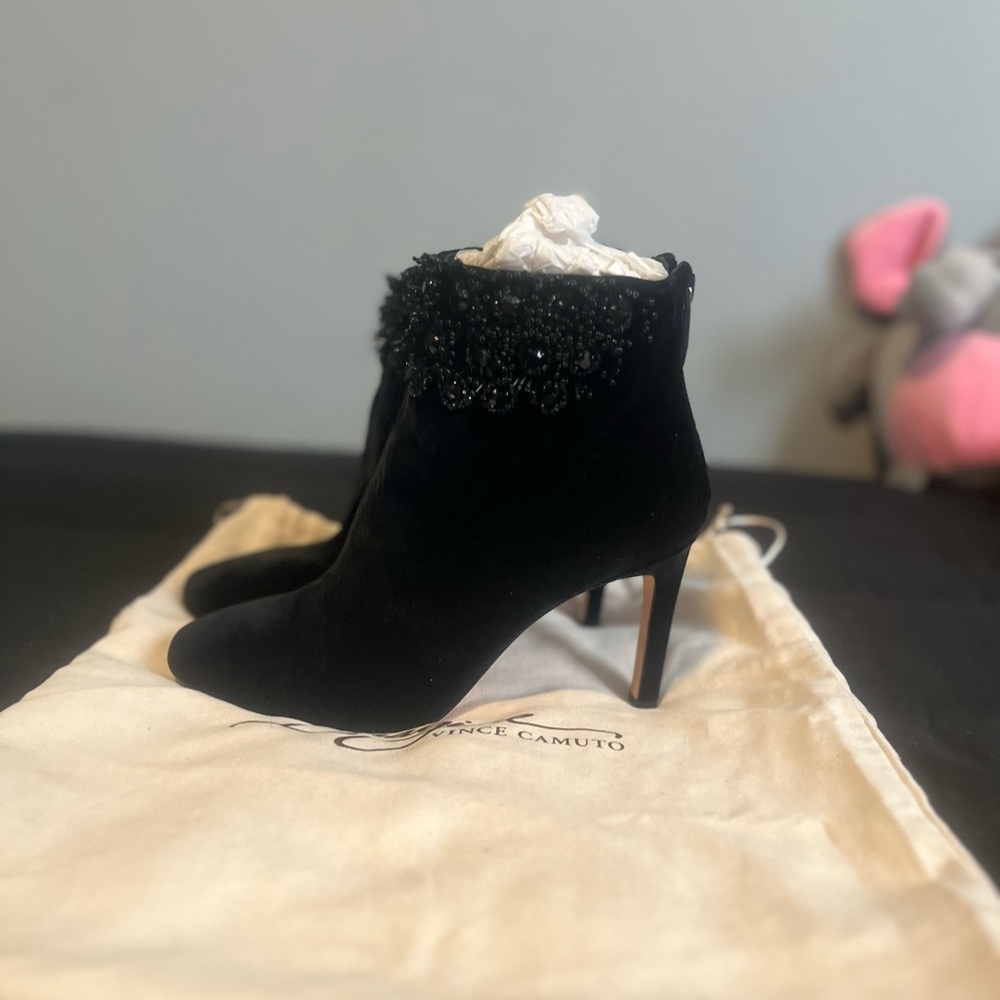 Vince Camuto size 6 brand new booties